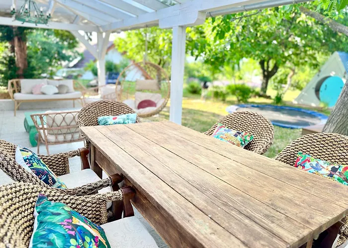 Vulcan Eco Retreat Holiday home